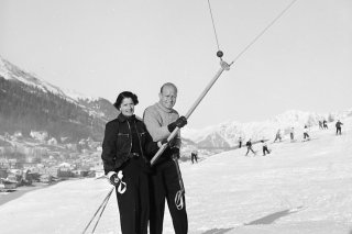 Un couple sur un téléski à arbalète en 1940 à Davos (photo d'archives KEYSTONE/PHOTOPRESS-ARCHIV/Str). KEYSTONE/PHOTOPRESS-ARCHIV/STR